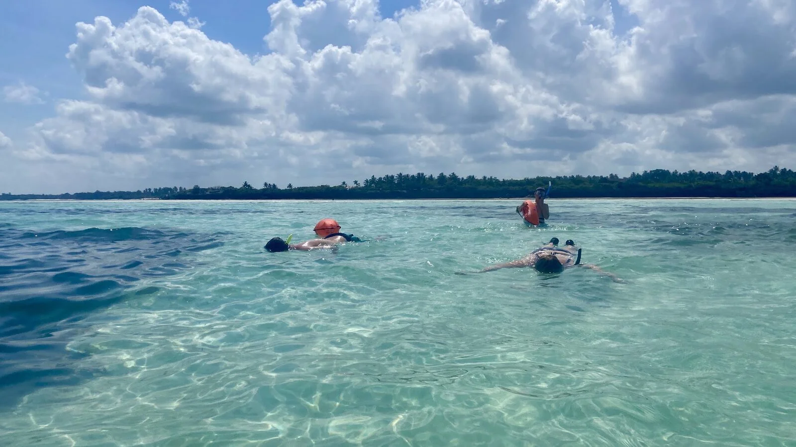 Rodina při šnorchlování u Zanzibaru